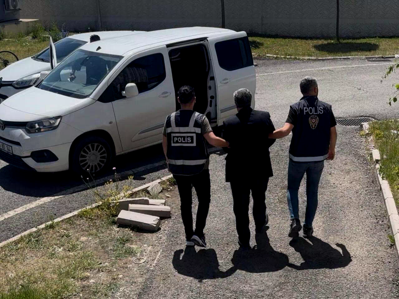 Susuz’da akrabasını öldürdüğü gerekçesiyle aranan 1 kişi yakalandı