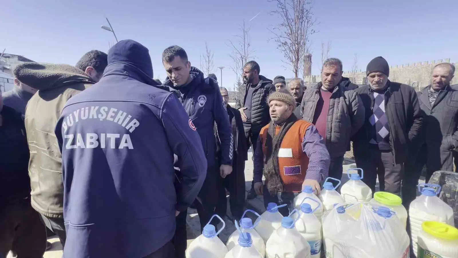 Süt Üreticileri Maliyetlere İsyan Etti, Bedava Süt Dağıttı