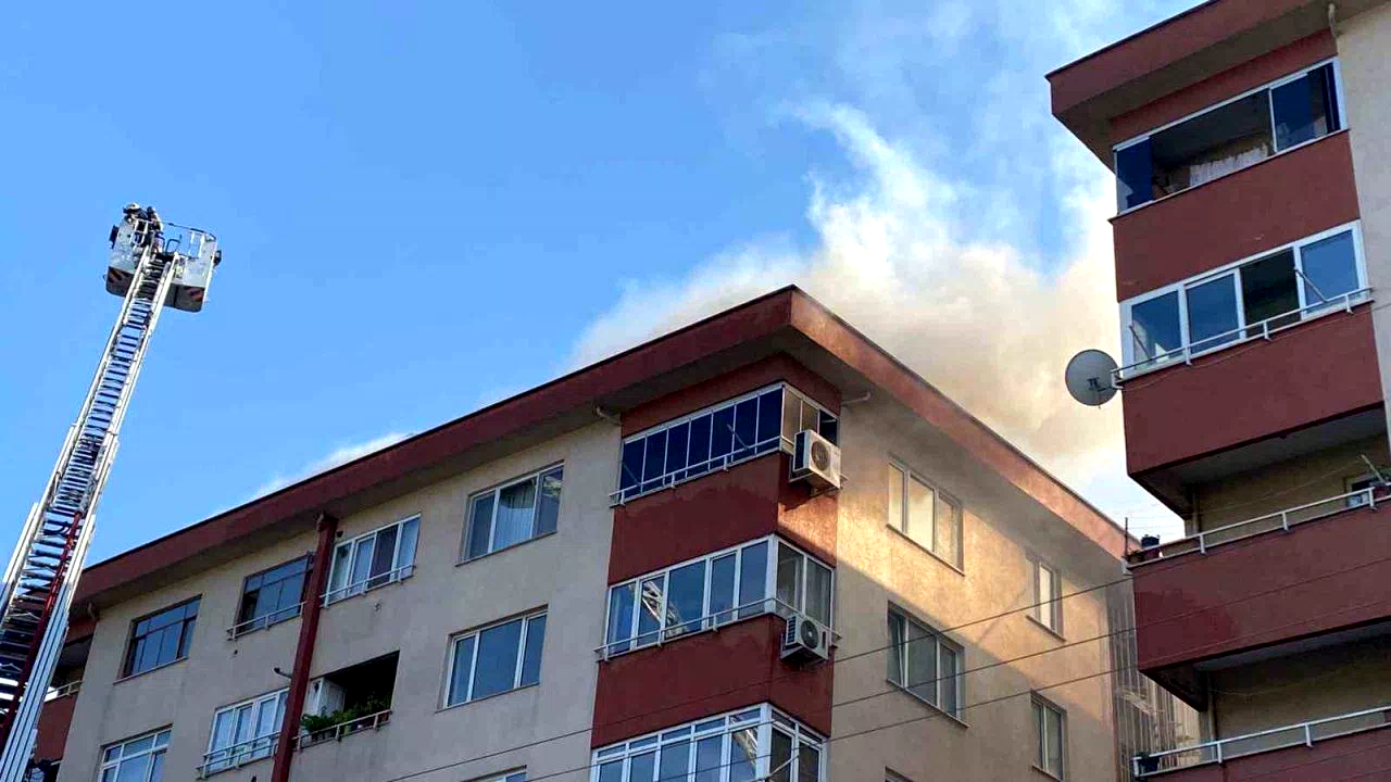 Tadilat yapılan çatı alevlere teslim oldu