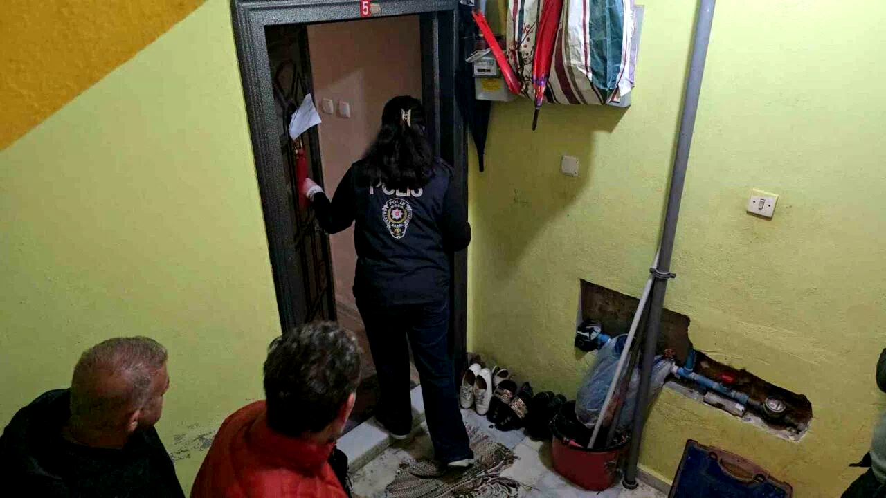 Tahliye kararına direnen kadın ekipler tarafından evden çıkartıldı