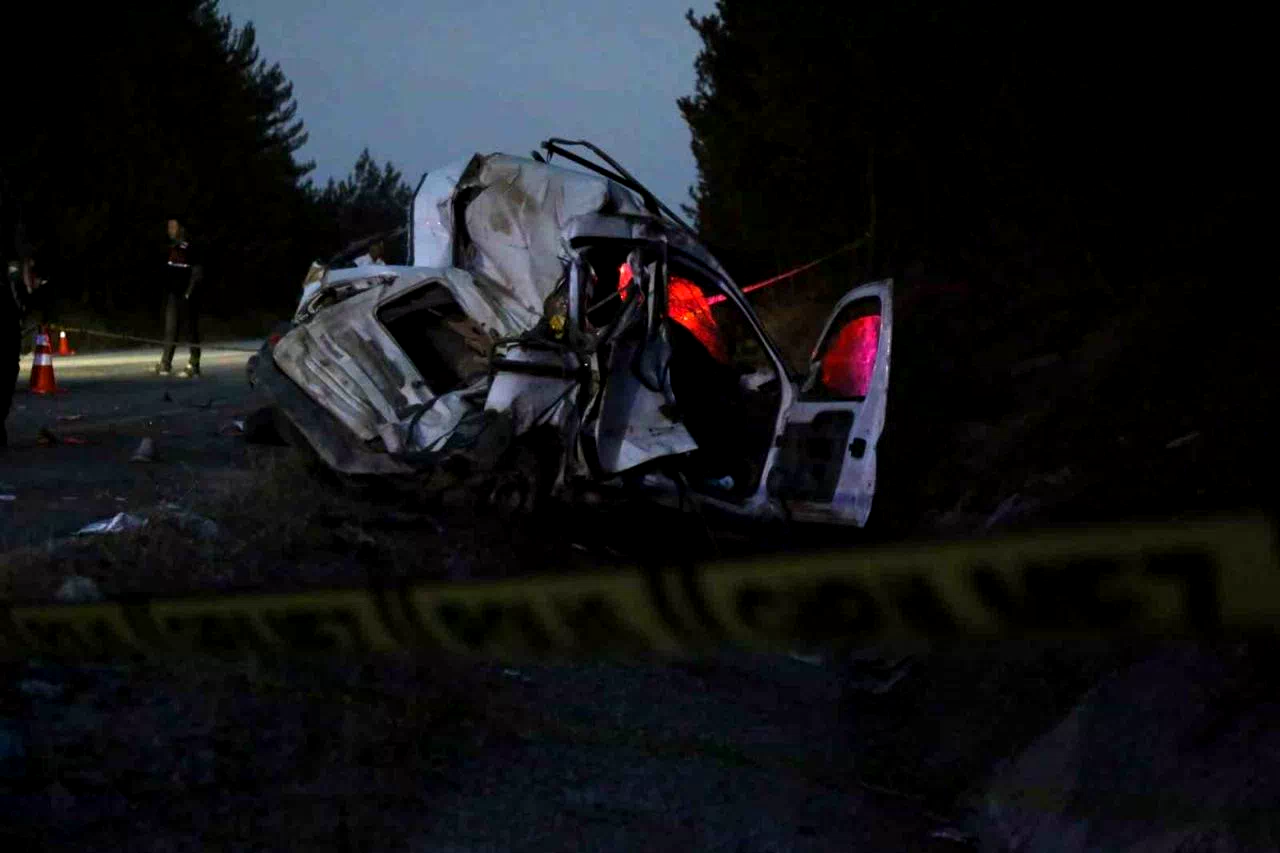Takla atan hafif ticari araç otomobille çarpıştı: 2 ölü, 5 ağır yaralı