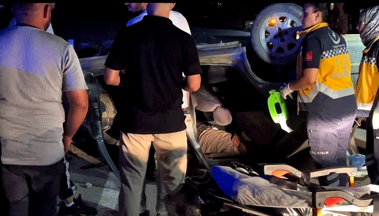 Takla atan otomobilde sıkışan sürücüyü itfaiye ekipleri kurtardı