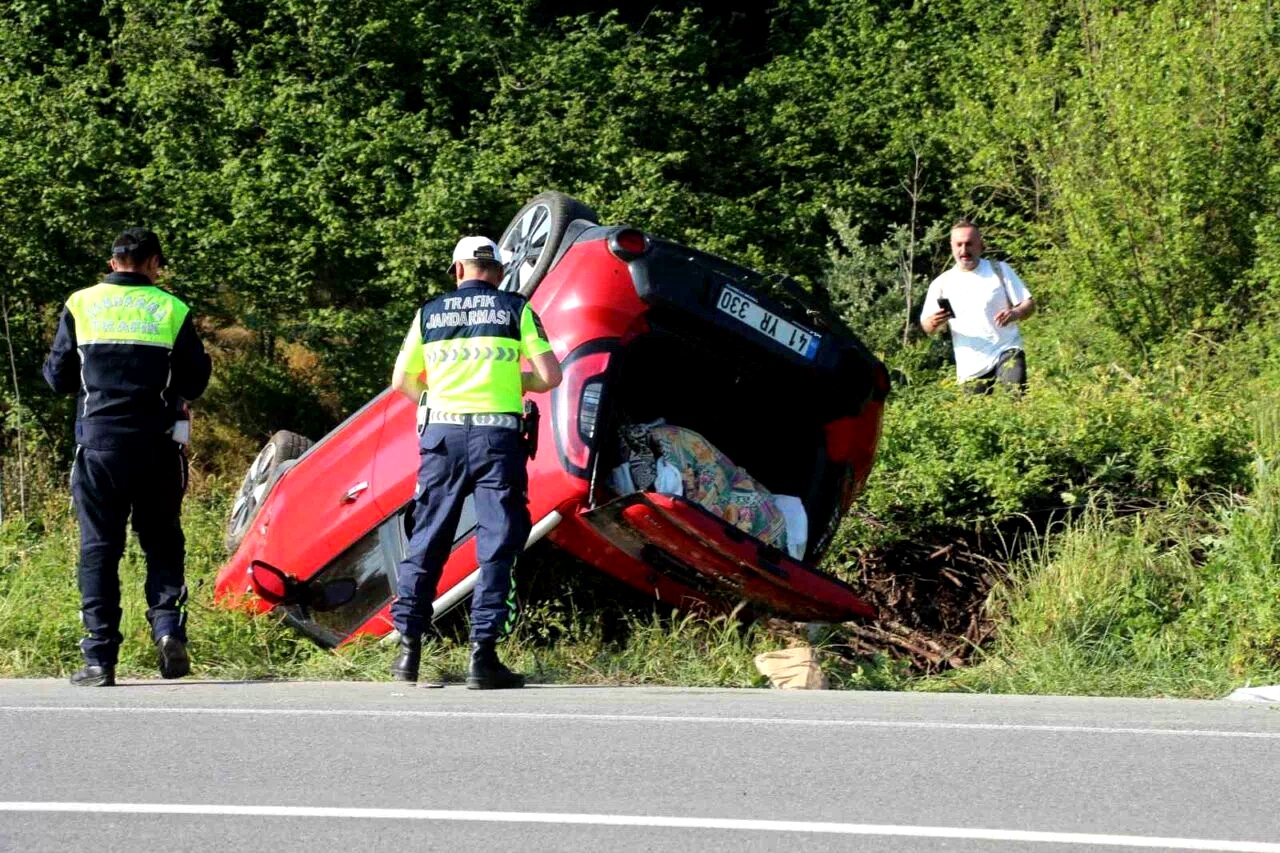 Takla atan otomobildeki aile ölümden döndü: 1’i bebek 4 yaralı