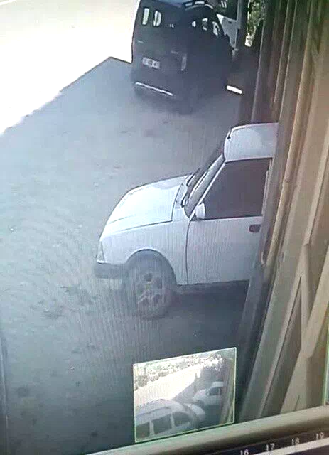 Tamir etmek istediği otomobilin altında kaldı