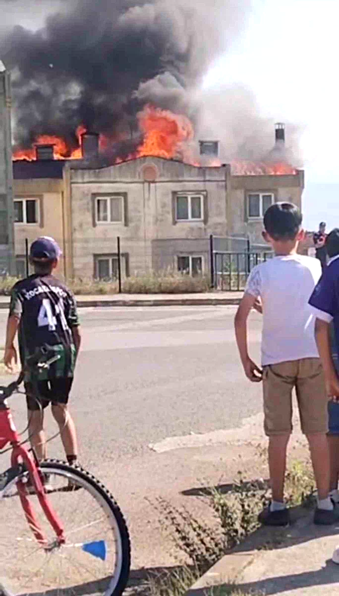 Tamiratı yapılan çatı alev alev yandı
