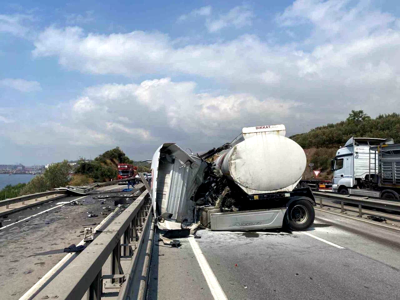 Tanker bariyerlere girip makasladı, ardından alev aldı