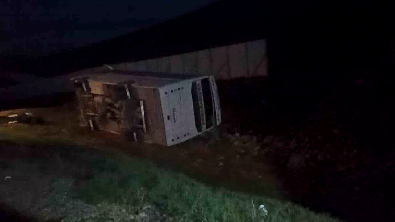 Taraftarları taşıyan midibüs devrildi, 27 taraftar yaralandı