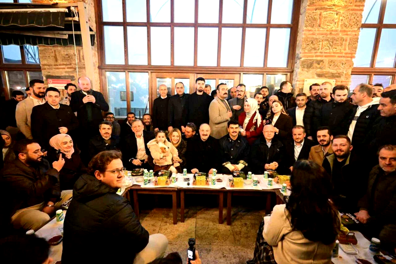 Tarihi Abdal Meydanı’nda binler sahur sofrasında buluştu: Varank’tan birlik mesajı
