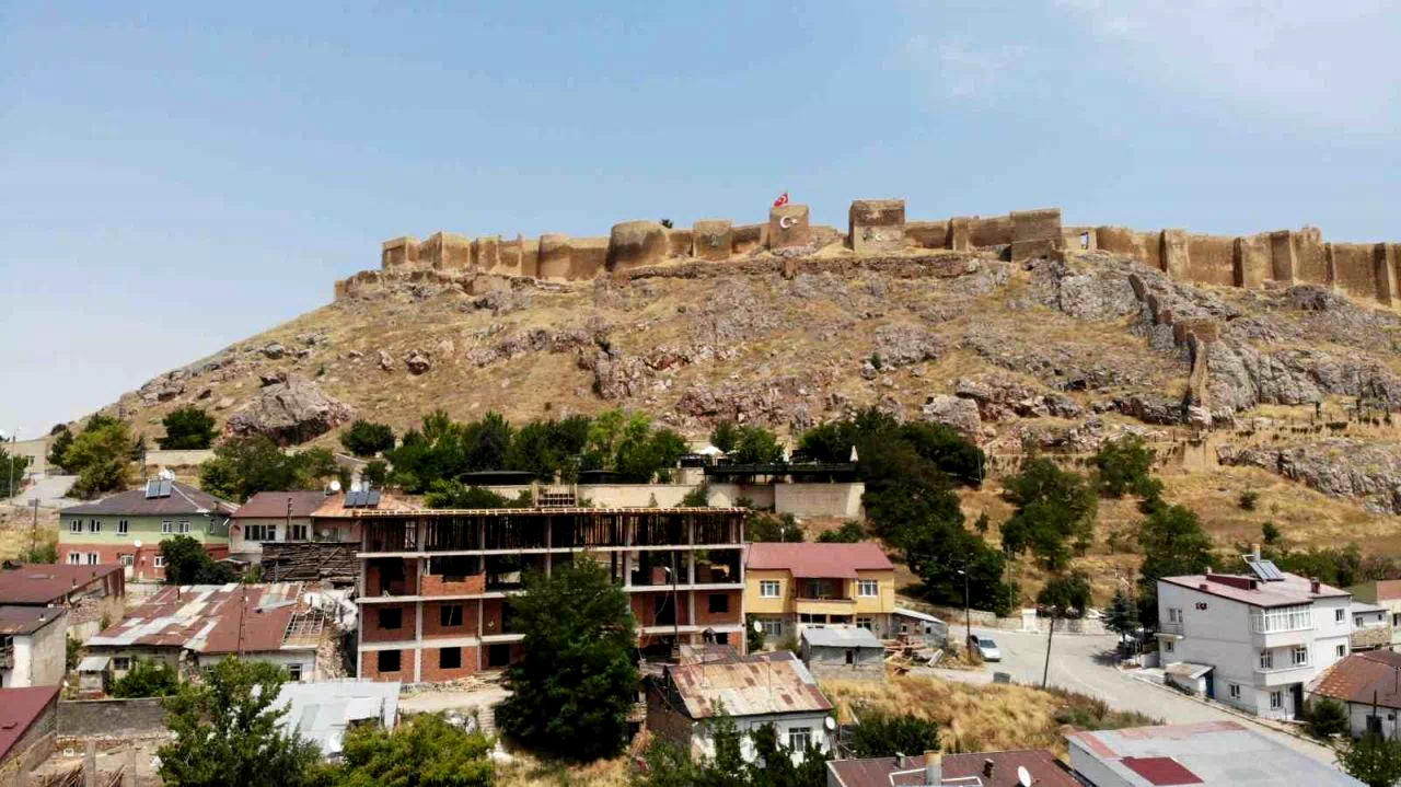 Tarihi Bayburt Kalesi’nin önünde yükselen binaya sert tepki: “Bayburt’ta imar terörü var”