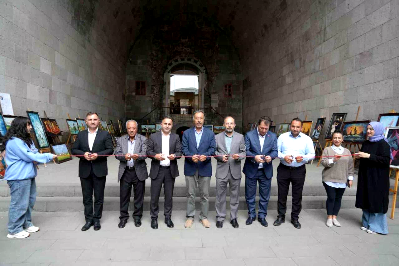 Tarihi Çifte Minareli Medrese’de resim sergisi