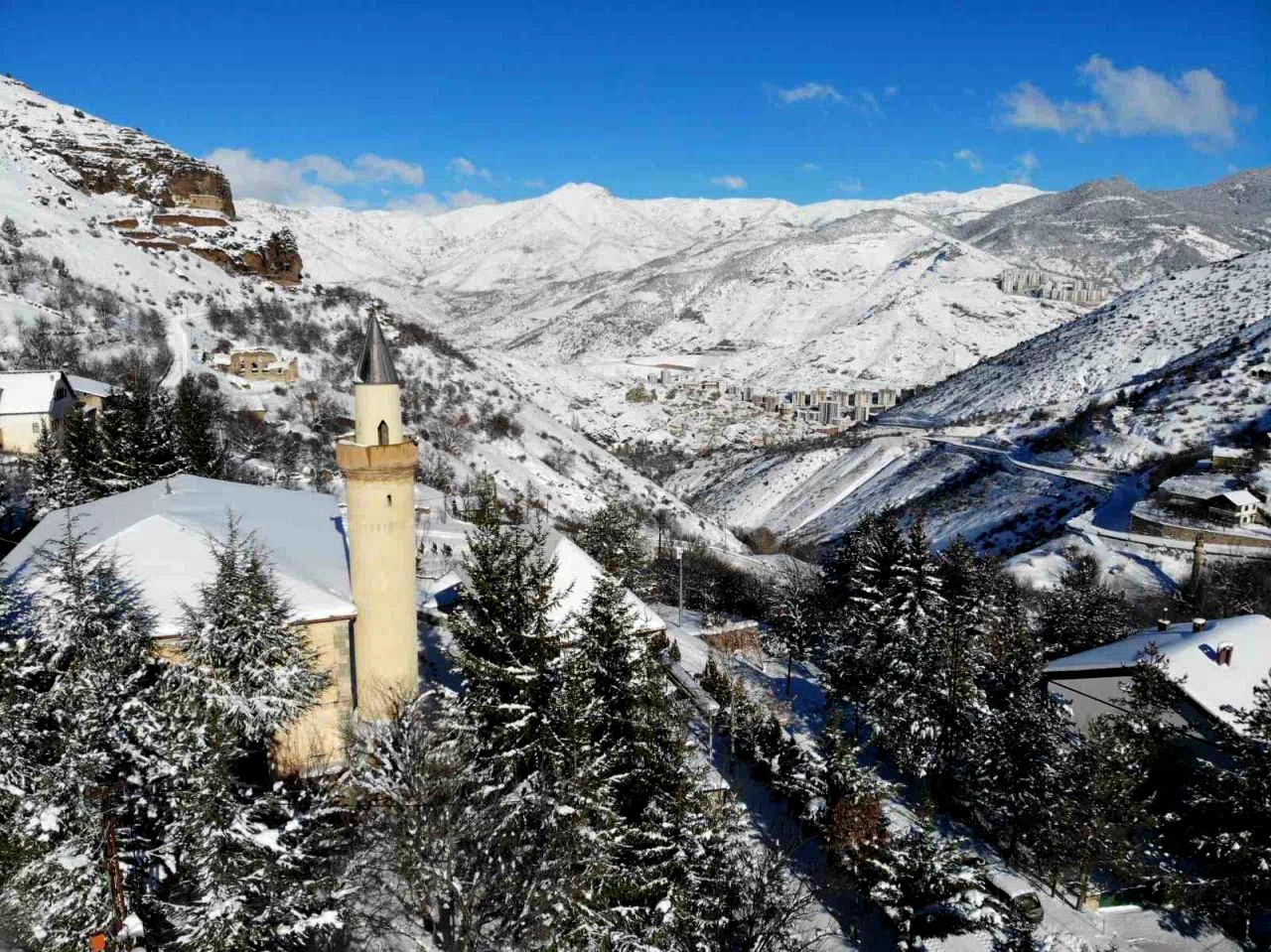 Tarihi Süleymaniye Mahallesinden kar manzaraları