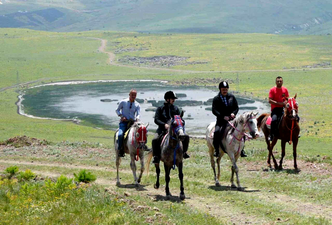 Tarihi tabyalara at ve bisikletlerle ulaştılar, zirveden paraşütle atladılar