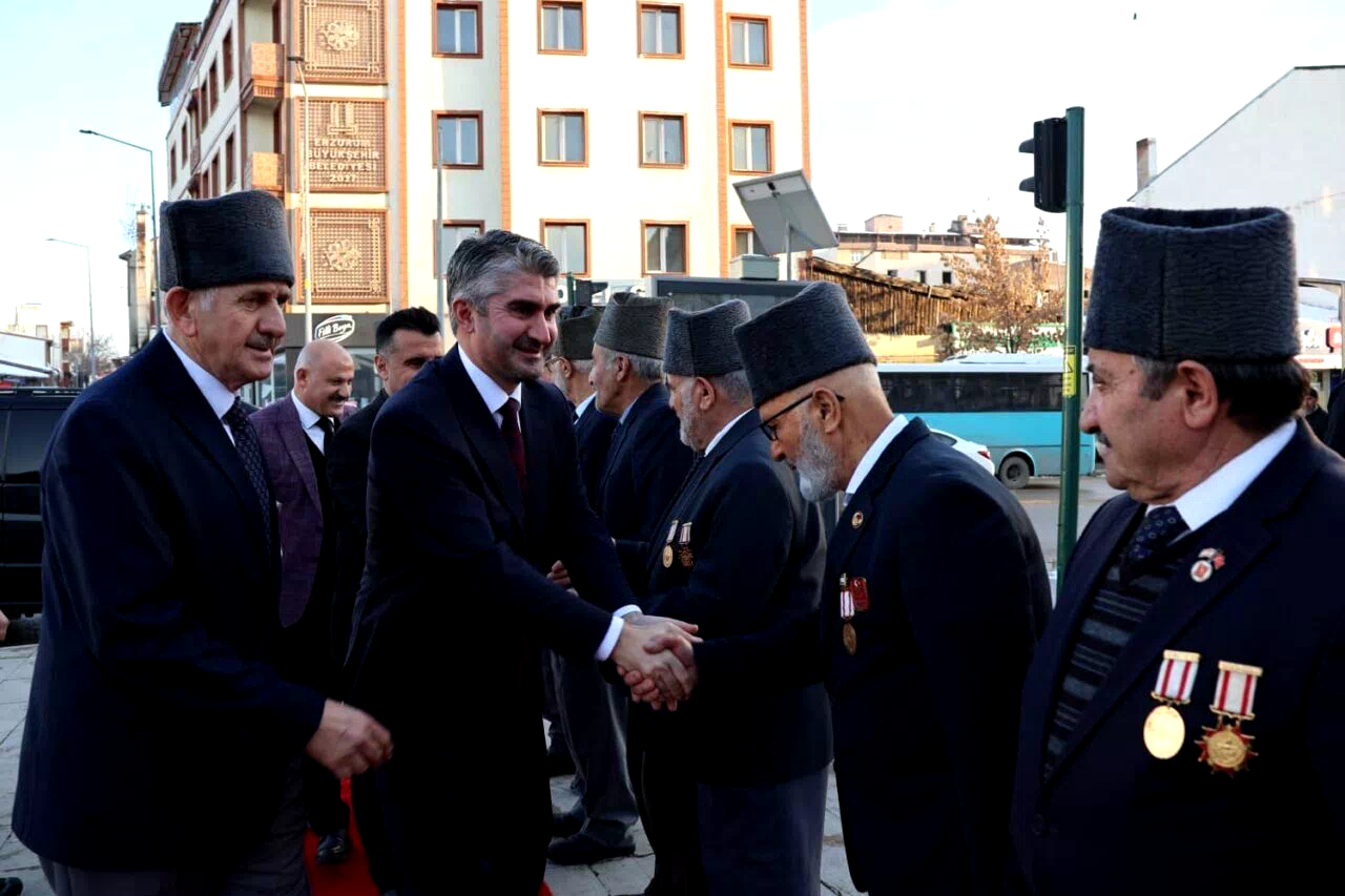 Tarıkdaroğlu şehit yakınları ve gazilerle bir araya geldi