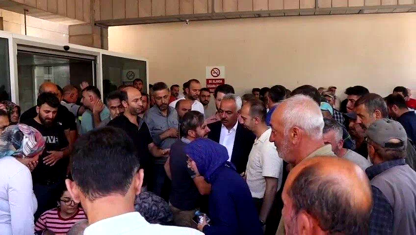Taş ocağı işçilerinin yakınları hastane önünde gözyaşlarına boğuldu