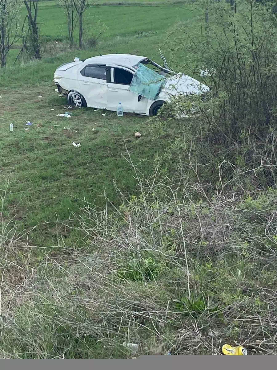 Taşköprü’de Otomobil Tarlaya Yuvrandı, 3 Yaralı Var