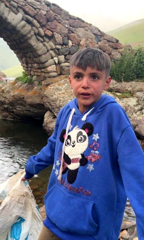 Taşköprü Yaylası’nda yaşayan küçük Mete’nin çöp isyanı sosyal medyada viral oldu