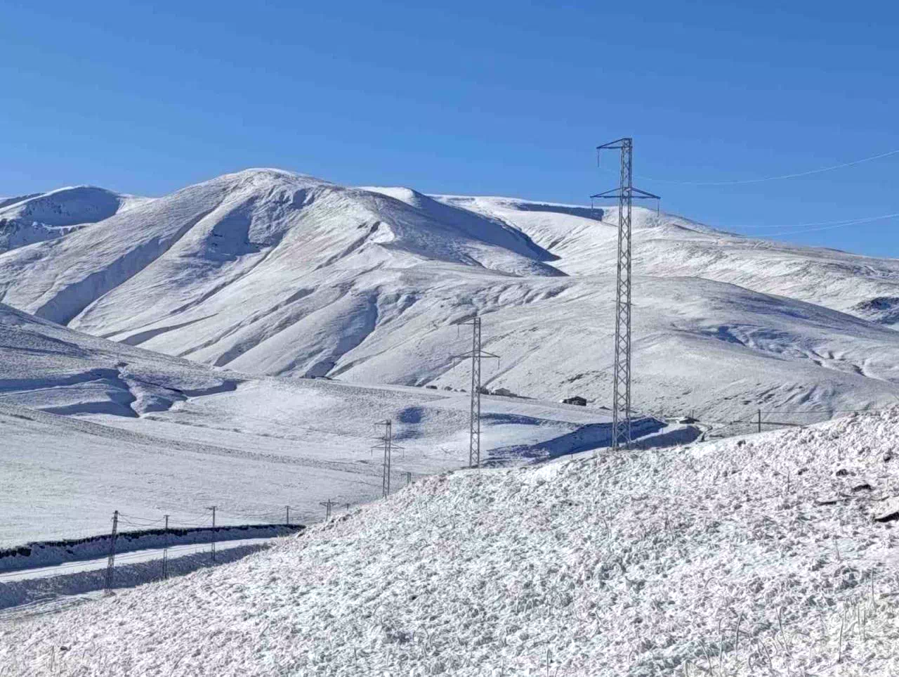 Taşlıçay’da kar yağışıyla Gündoğdu köyü beyaza büründü