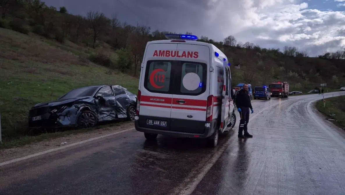 TAŞOVA’DA MEYDANA GELEN OTOMOBİL KAZASINDA 1’İ ÇOCUK 3 KİŞİ YARALANDI.