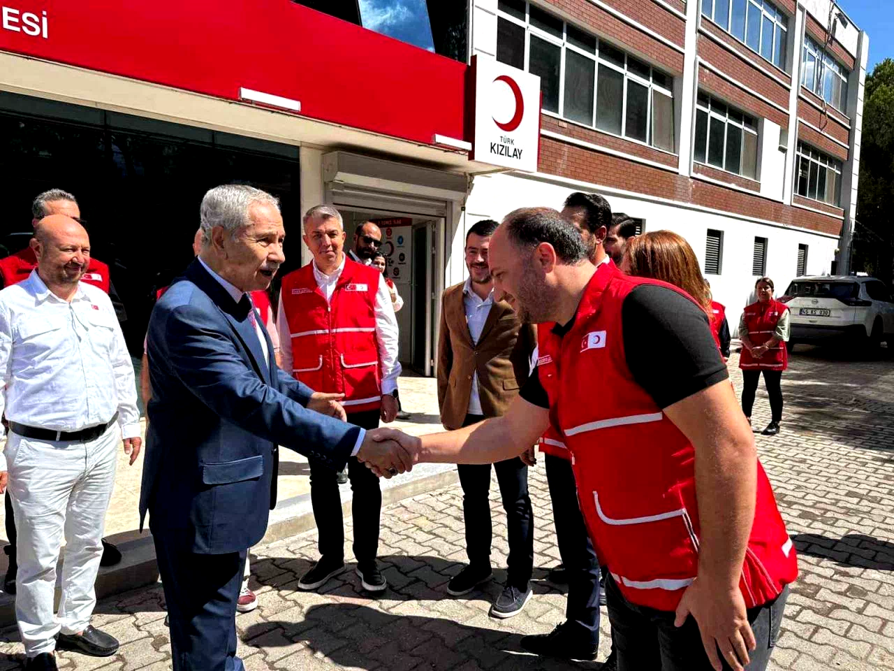 TBMM 22. Dönem Başkanı Bülent Arınç’tan Türk Kızılay Manisa’ya ziyaret