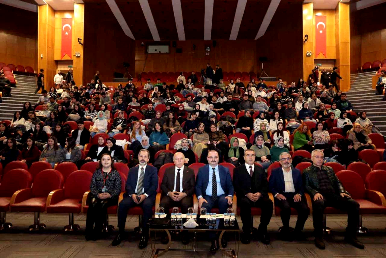 TEDXATATÜRKUNİVERSİTY “Perde” temasıyla katılımcılarla buluştu