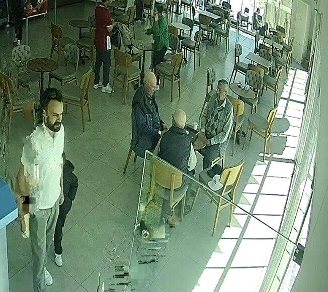 Tekirdağ’da deprem anında kafede dikkat çeken anlar: 3 ihtiyar depremi hissetmedi, kaçanları izledi