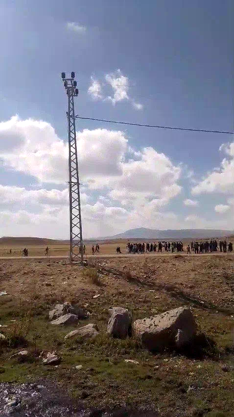 Tekman’da cenaze sırasında iki aile birbirine girdi