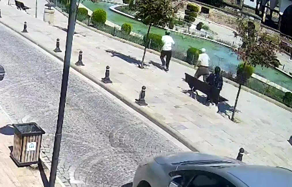 Telefon dolandırıcısı, yaşlı kadının paralarını alıp kaçtı: O anlar kamerada