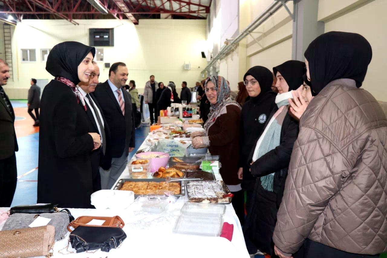 Tercan’da Gazze’ye destek için hayır çarşısı düzenlendi