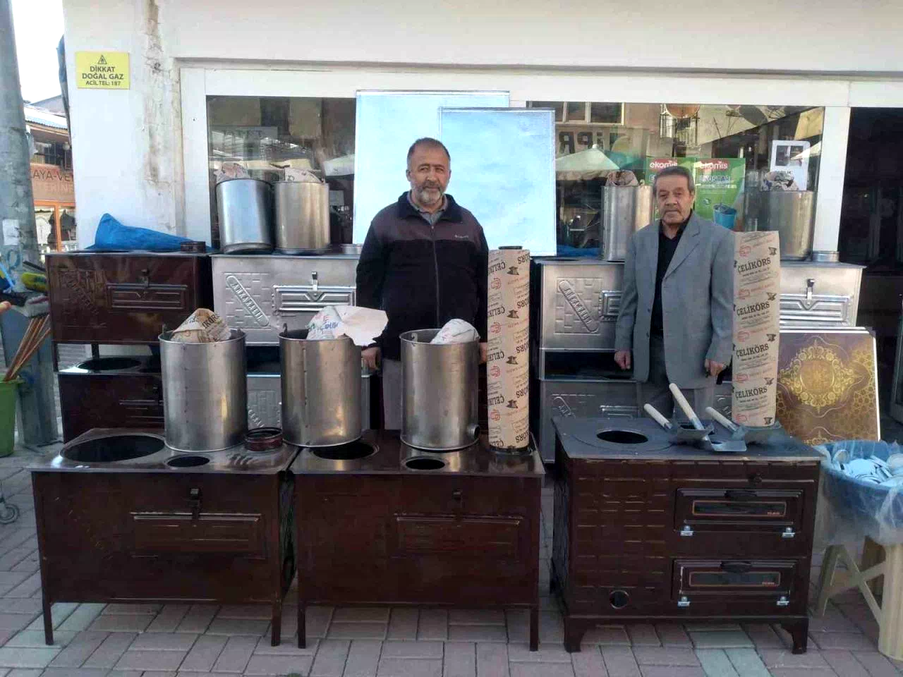 Tercan’da havalar soğudu sobalar satışa çıkarıldı