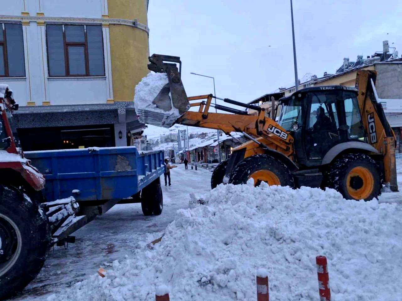 Tercan’da kar temizliği, Girlevik’te buz sarkıtları oluştu