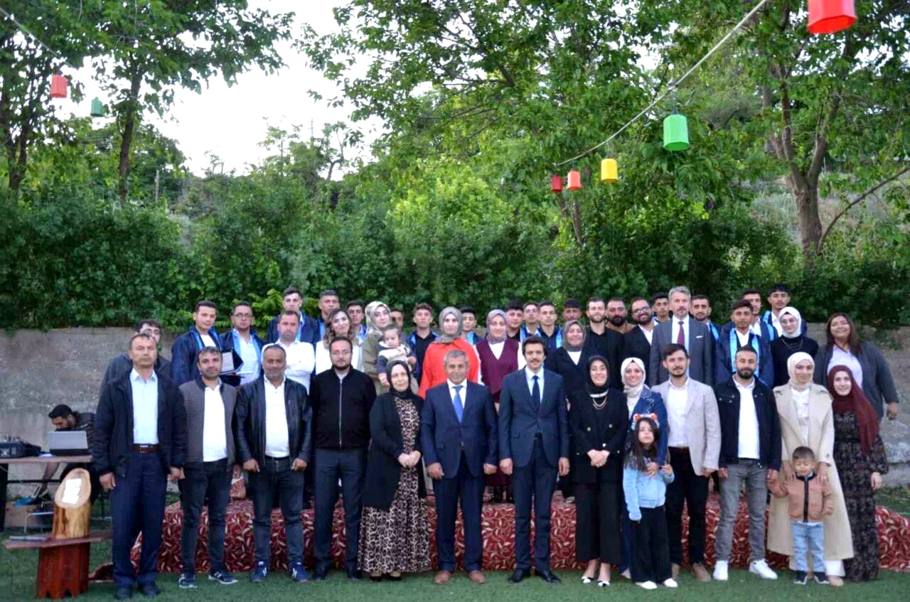 Tercan’da meslek liselilerinin mezuniyet sevinci