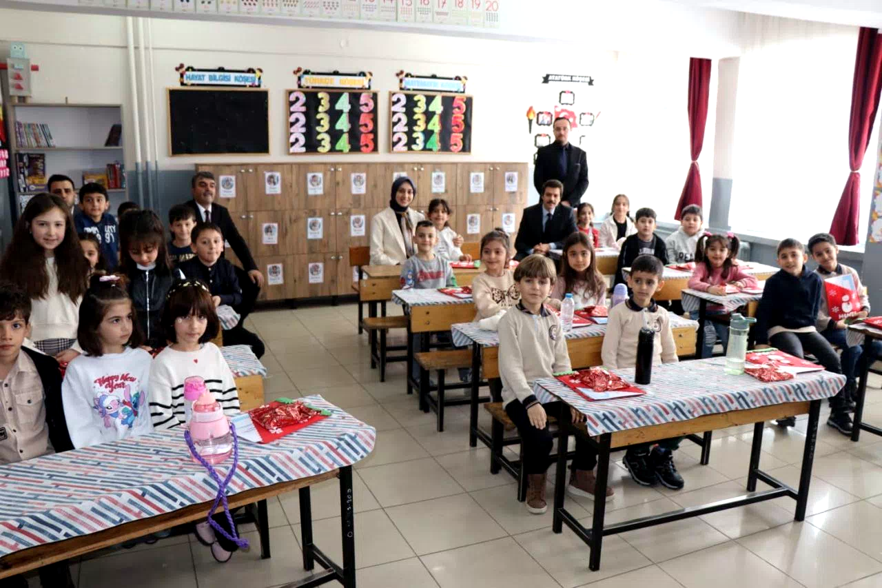 Tercan’da öğrencilerin yarıyıl karne sevinci