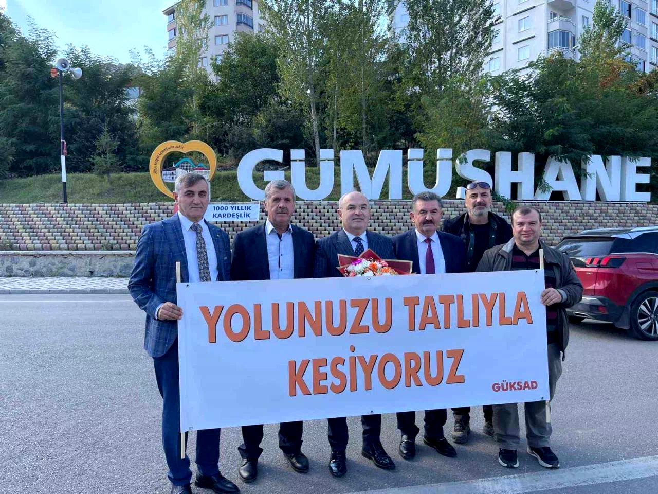 “Terörsüz Türkiye” için Mardin otobüsünü durdurup, yolculara tatlı ikram ettiler