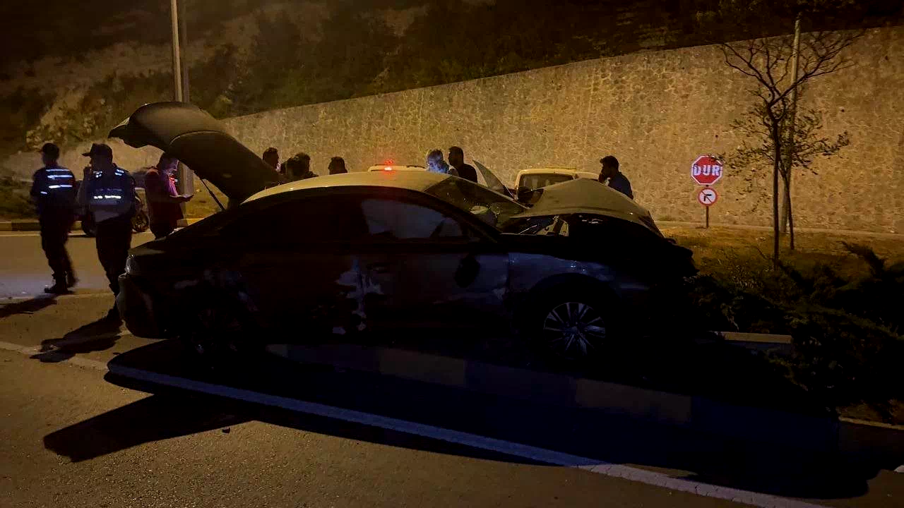 Ters yola giren otomobil, karşı yönden gelen başka araca çarptı: 1 yaralı
