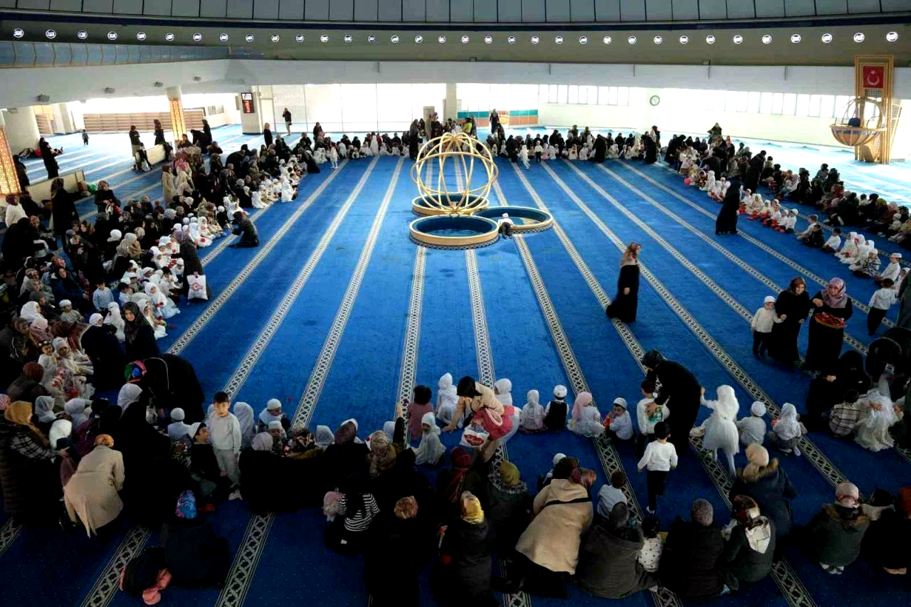 Terzibaba Camii’nde miniklerin “üç aylar” coşkusu