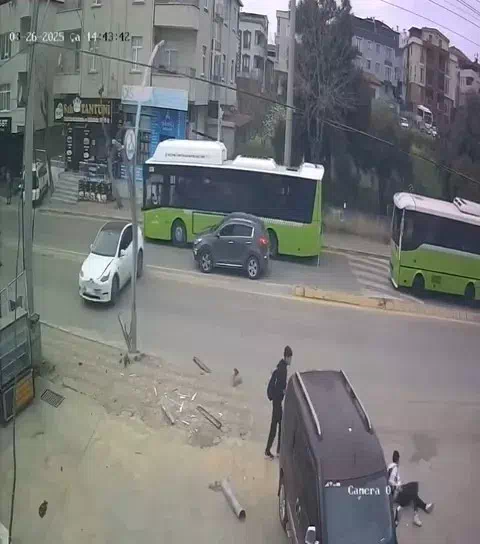 Tesla Otomobili U Dönüşünde Yaya Çarptı: 1 Yaralı