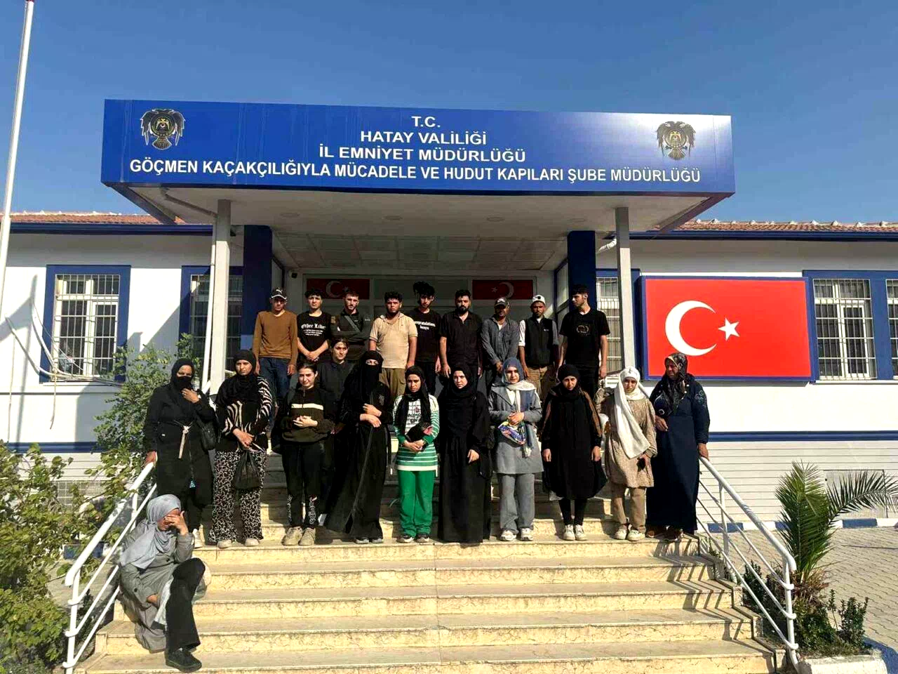 Tıka basa göçmen doldurulan minibüste 24 göçmen yakalandı