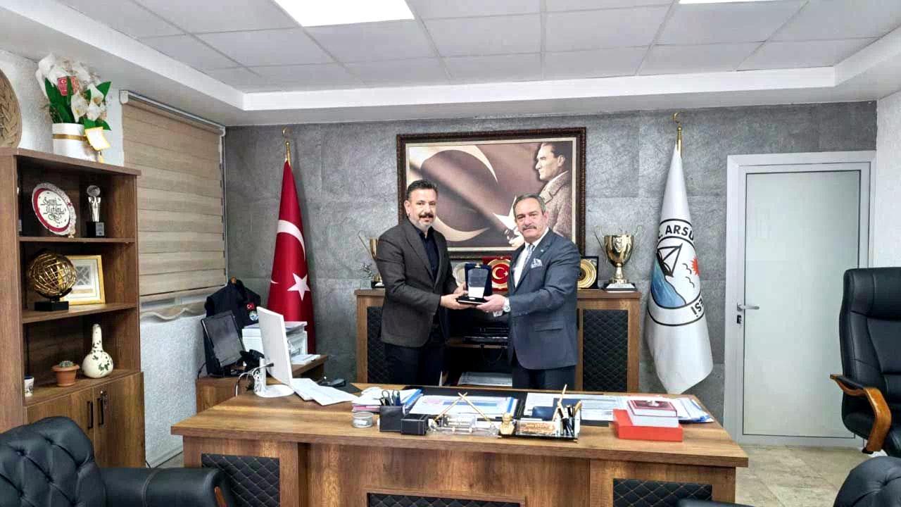 TİMBİR'den Hatay Arsuz Belediye Başkanı Sami Üstün'e plaket