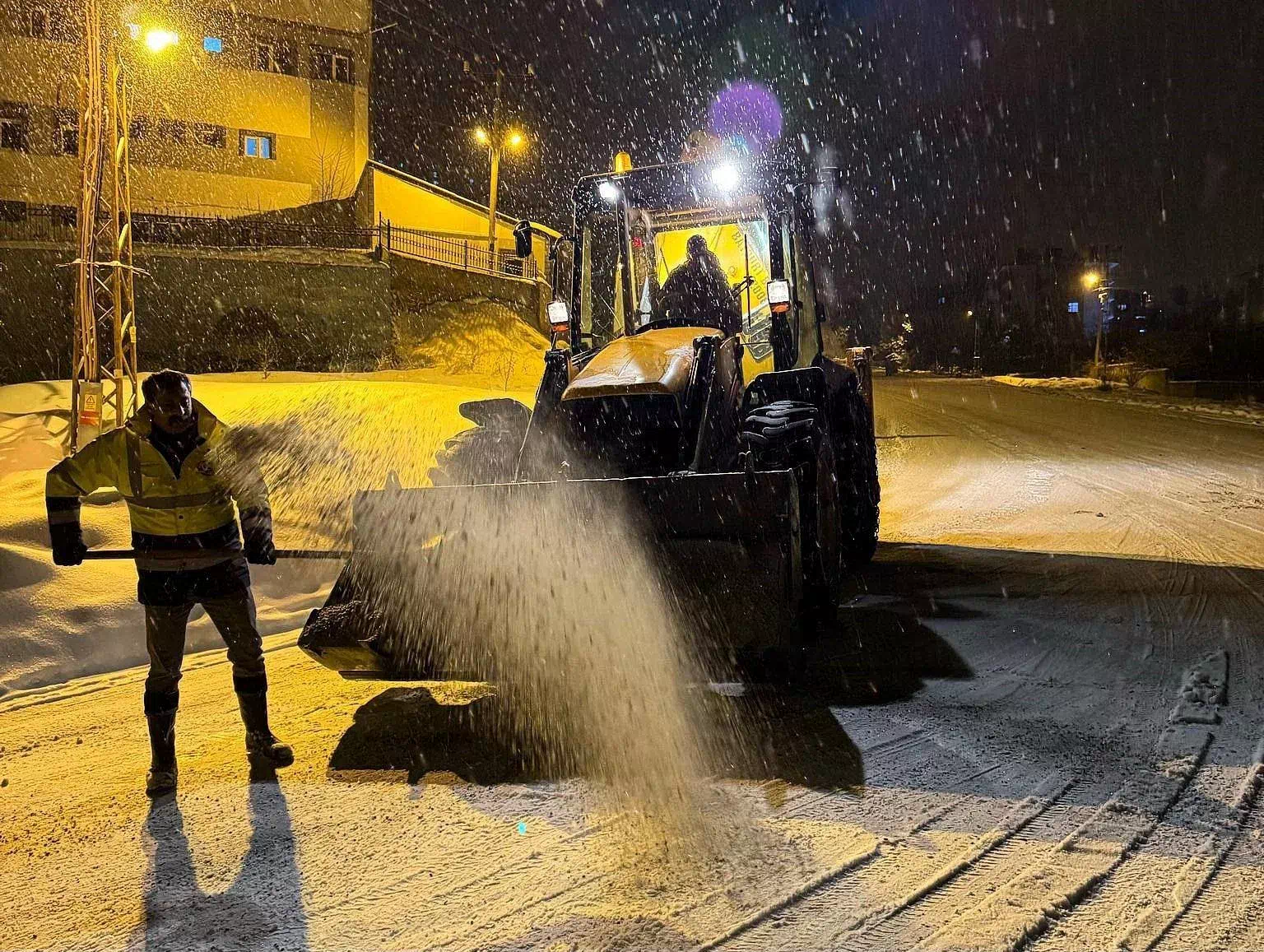 Tipi ve kar, Bayburt-Erzurum kara yolunda ulaşımı olumsuz etkiledi.