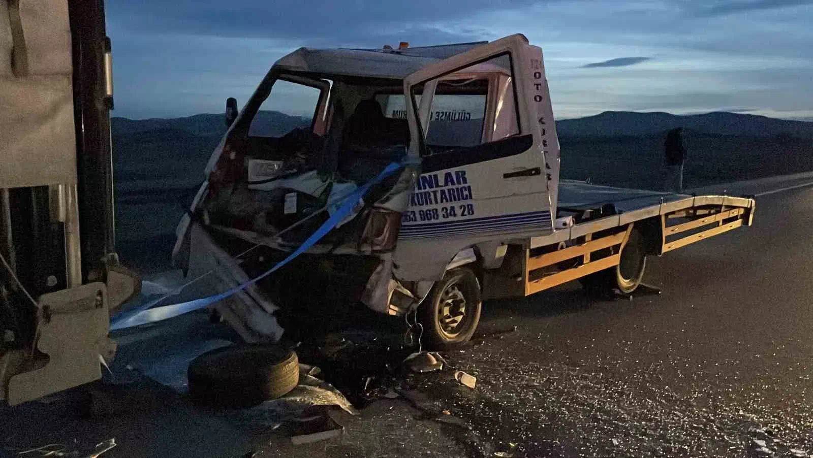 Tır Sürücüsü Tarlaya Uçan Traktöre Yardım Ederken Çekici Arkadan Çarptı.