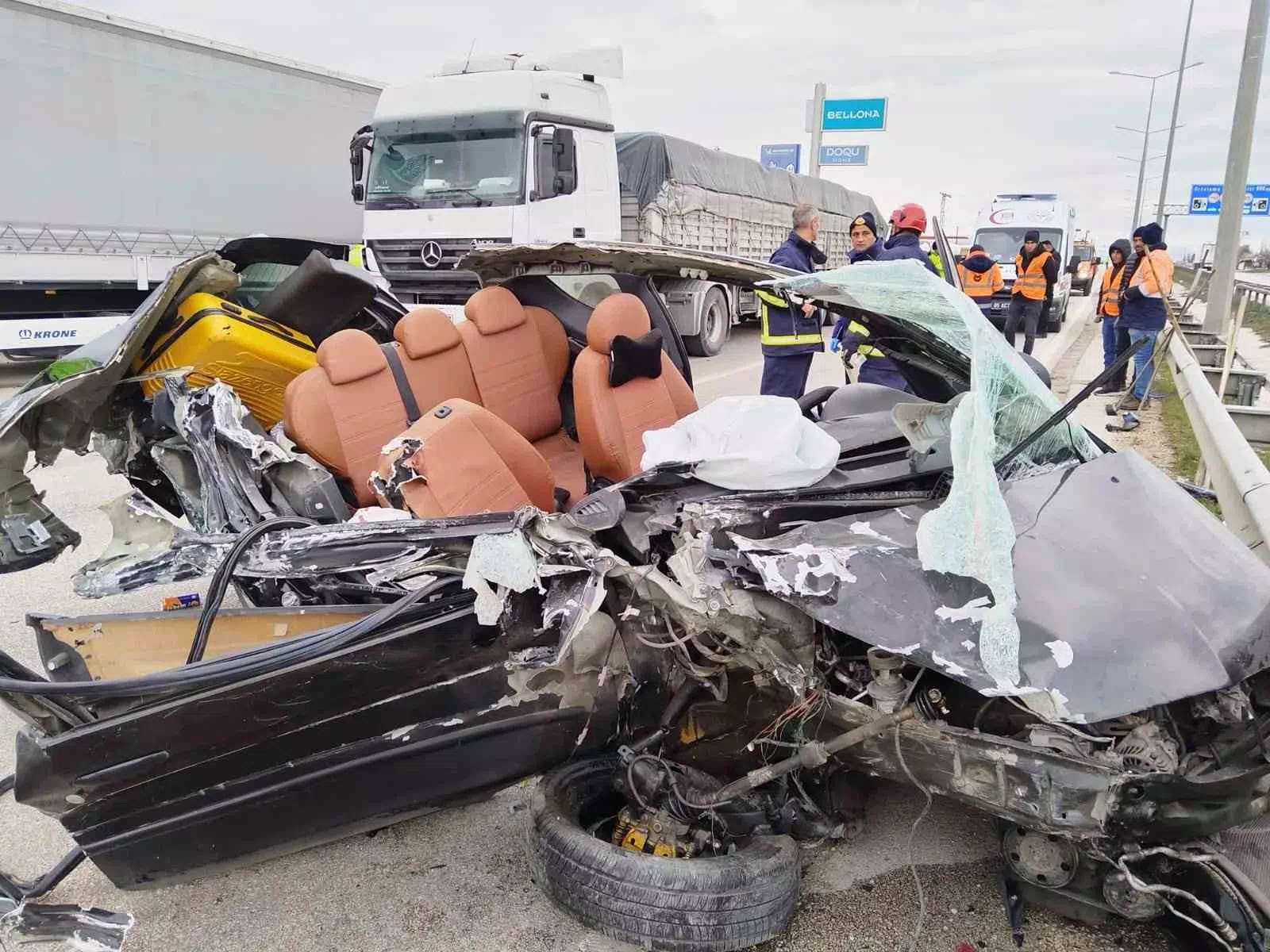 Tıra çarpan otomobil parçalandı, 4 kişi yaralandı.