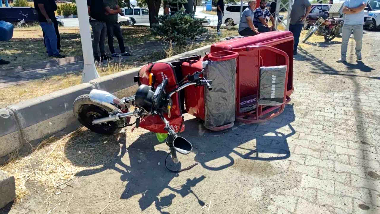 Tırın çarptığı elektrikli motosikletin sürücüsü hayatını kaybetti