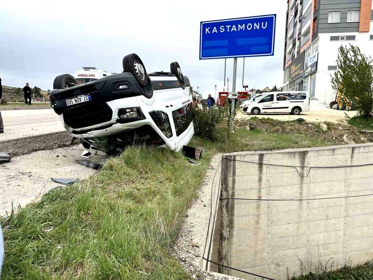 Tırla çarpışan minibüs takla attı: 10 yaralı
