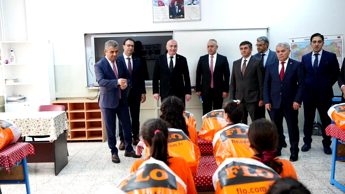 TOBB ve ETSO’dan sosyal sorumluluk kapsamında 250 öğrenciye bot ve mont desteği