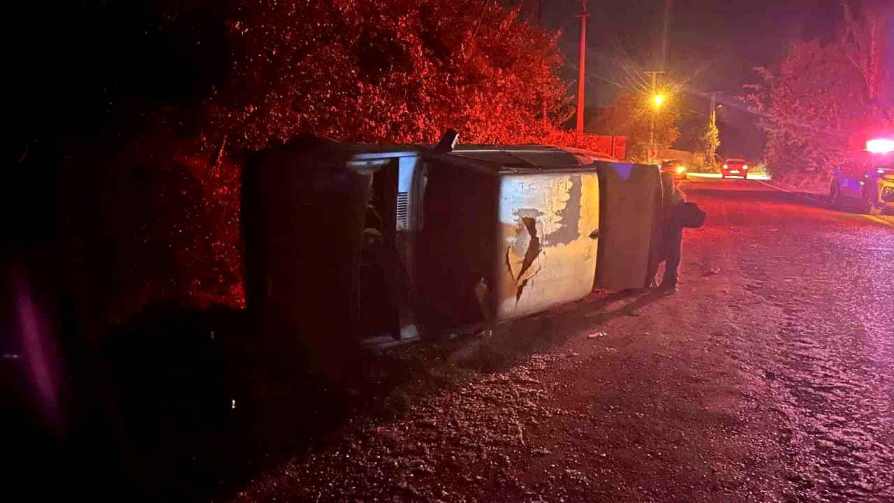 Tofaş Fiat otomobil yan yattı, sürücü olay yerinden kaçtı