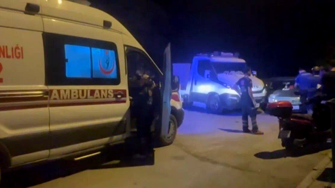 Tofaş marka otomobilin karıştığı kazada 3 kişi yaralandı