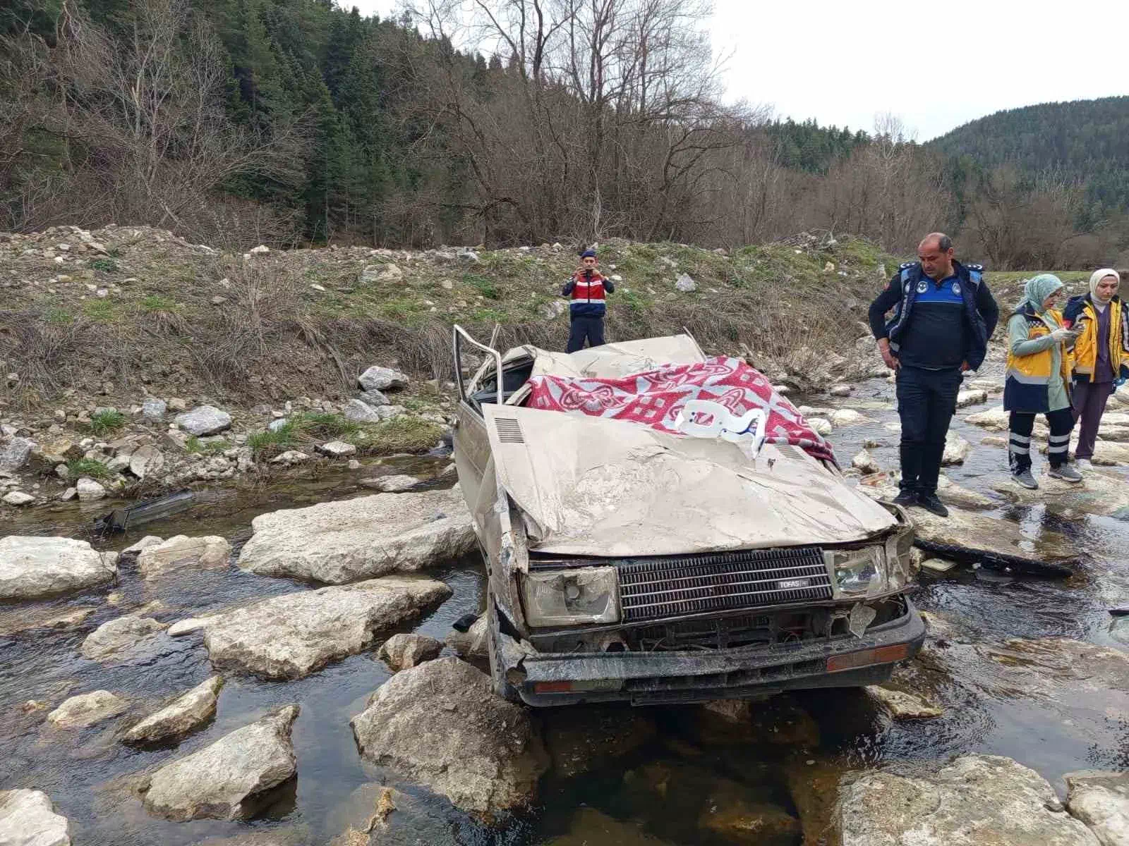 TOFAŞ otomobil Azdavay’da çaya uçtu: Sürücü öldü, eşi yaralandı.