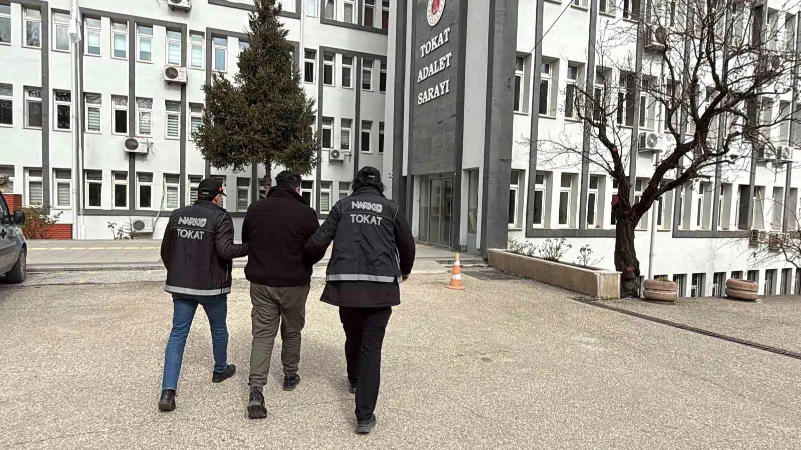 Tokat’ta Otogarda Yakalanan Şahsın Üzerinde 25 Gram Bonzai Hammadde, Evinden İse 1,5 Litre Aseton Çıktı