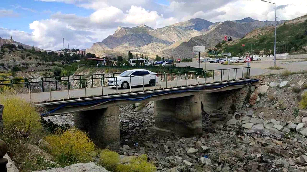Tortum Şelalesi girişindeki köprü tehlike saçıyor