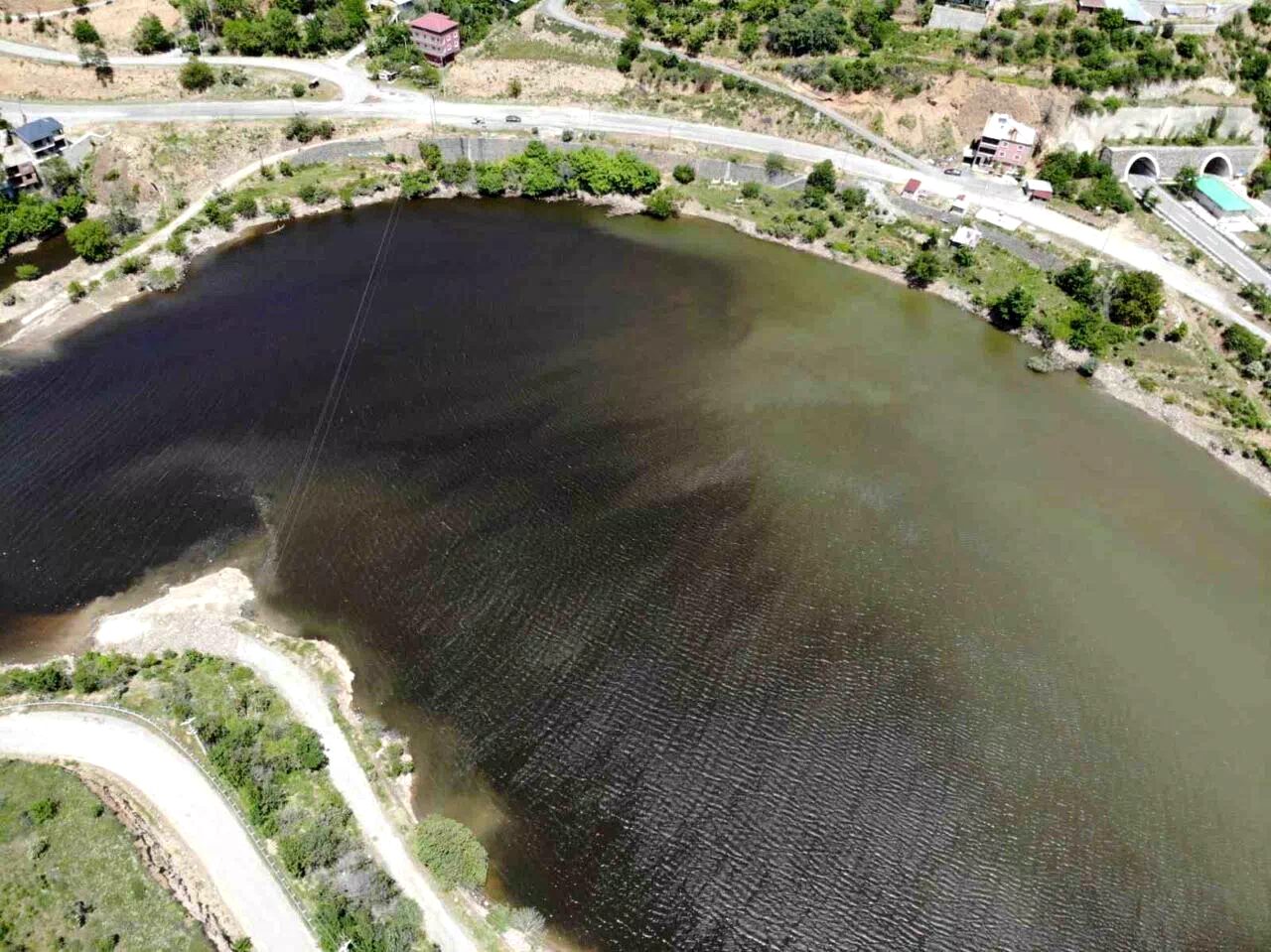 Torul Baraj Gölü’nde alg patlaması gölet yüzeyini koyu renge bürüdü